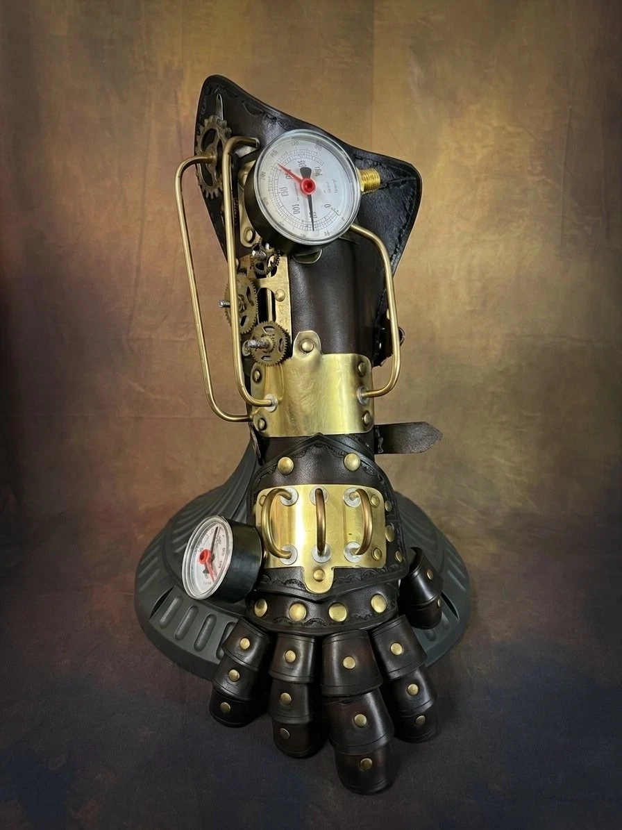 Steampunk hunter gauntlet in brass and leather with articulated fingers