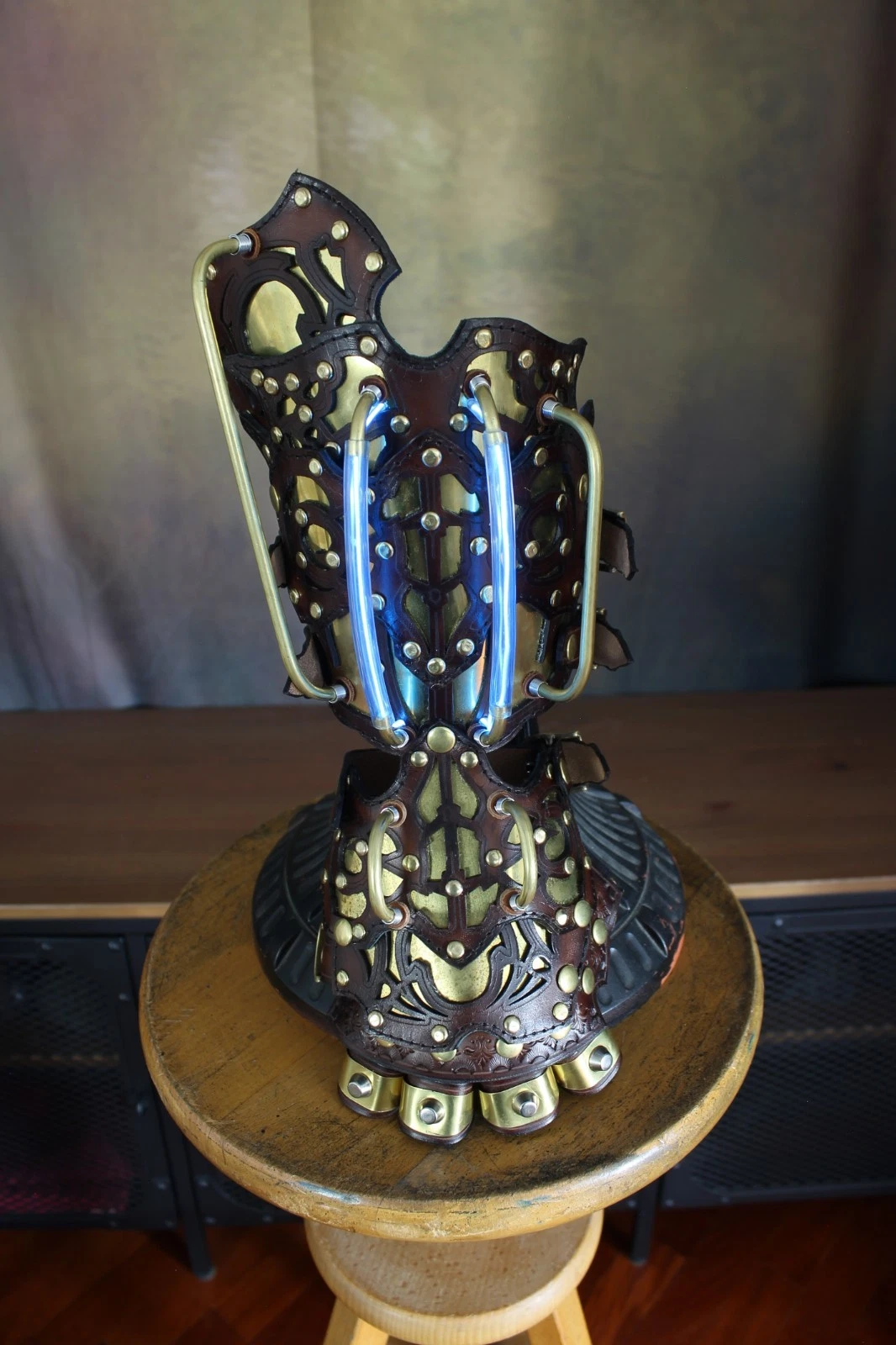 Steampunk liberty gauntlet in brass and leather with articulated fingers