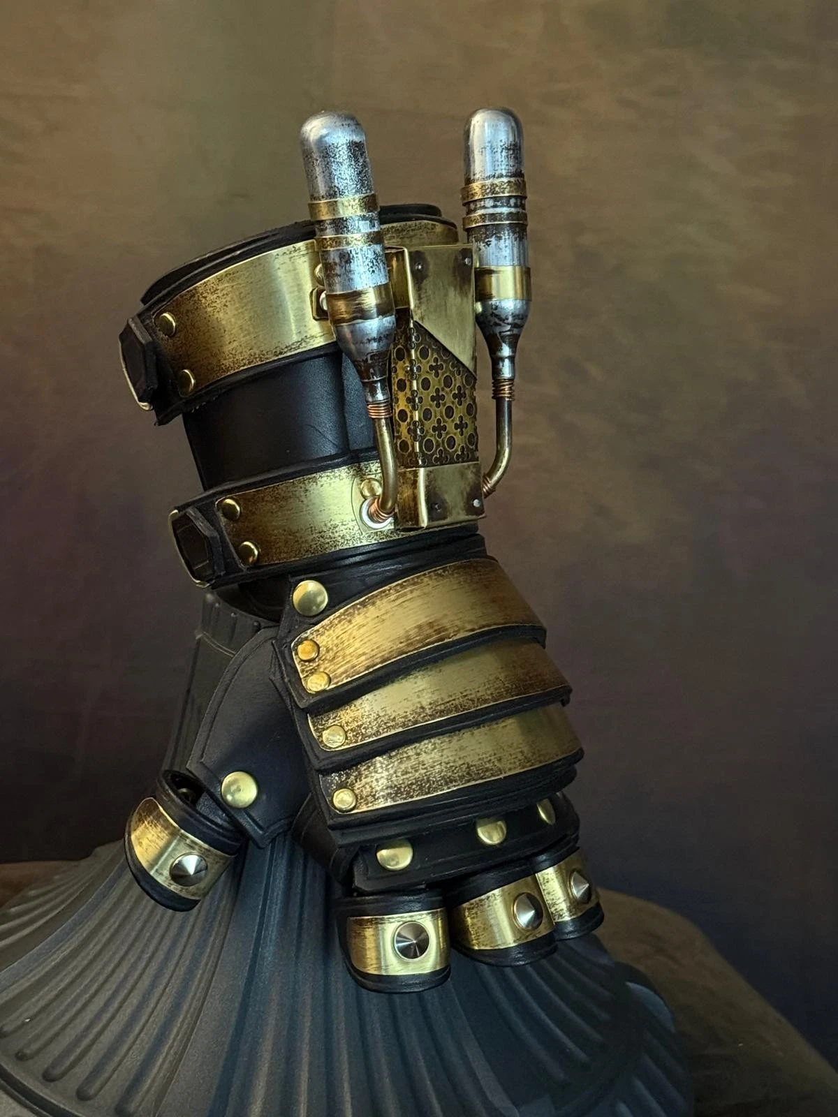 Steampunk Gearfist Gauntlet - ProgettoSteam Steampunk gearfist gauntlet in brass and leather